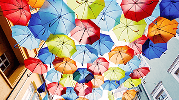 Life is happier under umbrellas! How do we know? Well that's simple, just set the the Under Umbrellas theme on your homescreen and experience the colorful joy for yourself, we'll keep for later the we told you so!