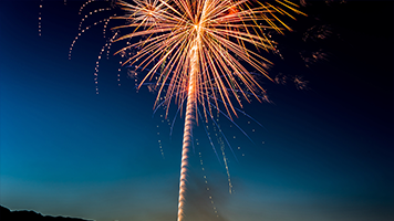 Reúna a todos sus amigos y vamos a ver el fuego artificial! Es simplemente hermoso! Si quieres verlo también, simplemente establece el tema de Firework en tu página principal y disfruta del colorido cielo!