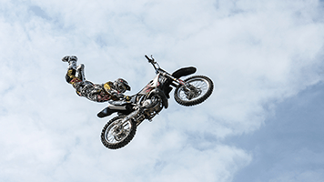 Motorcycles are cool, especially when you can do high jump stunts on them! Set the High Jump theme on your homescreen and feel like a true stuntman!