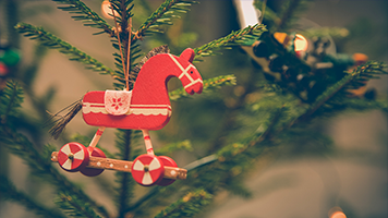 Weihnachten ist da! Bringen Sie den Baum Ornamente und lassen Sie uns schmücken! Das ganze Haus riecht nach Lebkuchen und Süßigkeiten, aber es fehlt noch eins! Verzieren Sie Ihre Homepage auch mit dem Baum-Verzierungthema und Sie sind zu Weihnachten bereit!