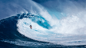 Metti questo sfondo denominato Sulle Onde sulla tua pagina iniziale e lasciaci teleportarti direttamente sulla spiaggia! Il vento è buono per prendere le onde! È il momento di mostrare le tue capacità di surfer!