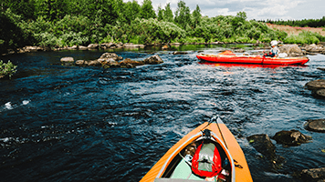 Have you ever ride a kayak? It's super fun! Set the Kayak theme on your homepage and start paddling, the race is on!