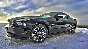 Quando você sentir a necessidade para a adrenalina, muda com   velocidade , o fundo de tela com o  Mustang preto. Se você gostar dos carros Mustang pretos, então baixepara o seu computador   este fundo de tela  dum Mustang preto.