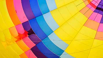 3, 2, 1...Jump! Don't worry you're safe with the parachute! Colorful and bright the Parachute wallpaper is perfect if you want to a fun day, simply by staying at your computer.