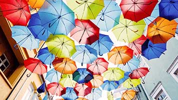 Das Leben ist lustiger unter Regenschirmen! Woher wir das wissen? Es ist doch einfach, stelle das Thema Unter dem Regenschirm auf deiner Startseite ein und entdecke auch die farbige Freude. Du wirst uns später Recht geben!