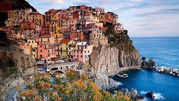 Would you like to live here in Manarola? The sea is so close and the warm weather invites you to take a plunge! But if you don't want to relocate, you can still set the Manarola wallpaper on your home screen and live the Mediterranean life!