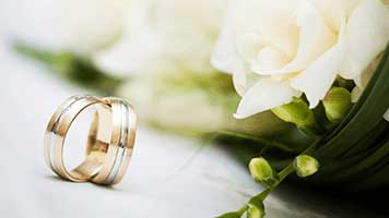 You've been waiting your whole life for this! This is your big day! Just don't forget about the wedding rings. After the ceremony set the Wedding Rings theme on your homescreen to celebrate the beginning of your new life!