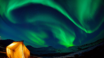 Deixa  o fundo de tela com o titulo  Céu verde  à noite levar-lhe numa viagem imaginária sob as luzes do Norte! Você pode baixar para seu computador  Céu verde  à noite ou compartilhar a imagem com outros fãs da Aurora Boreal.