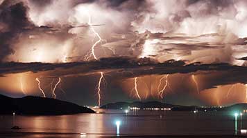 Achte auf den Beginn eines Sturmes, es wird blitzen und donnern, bleib also besser zu Hause! Wenn du aber den beleuchteten Himmel wirklich bewundern willst, empfehlen wir dir ganz schnell das Thema Blitze einzustellen und das Lichtschauspiel von zu Hause zu genießen.