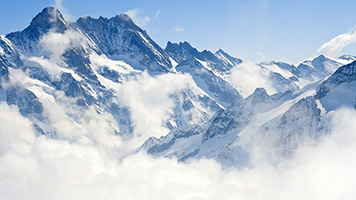 Bewundere die Schönheit verschneiter Berge von deinem Computer! Das Hintergrundbild Verschneite Berge ist kostenlos und passt am besten zu hellen Farben-Sätzen.