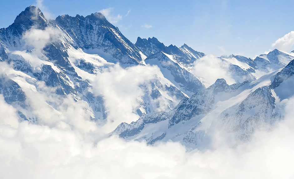 Conheça as montanhas nevadas, sentado ao seu computador! O fundo de tela com o titulo  Montanhas nevadas é gratuito e funciona melhor com conjuntos de cores claras.