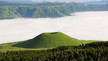 This spectacular scenery of Komezuka is simply breath taking! The green grass and the fluffy clouds create a wonderful sight of color and contrast. If you're impressed by this natural monument you should set the Komezuka wallpaper on your home screen and enjoy its beauty all day long!