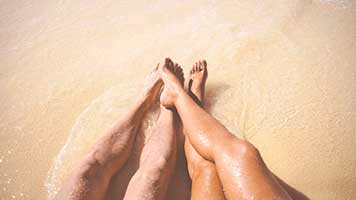 Take your sweetheart to the seaside and be free like this lovely beach couple! So if you want to take a vacation with your loved one, just send him the Beach Couple theme, for sure he'll understand the message and make some time for it!